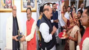Chhattisgarh: सीएम हाउस पहुंचे रक्षामंत्री राजनाथ सिंह, मुख्यमंत्री विष्णुदेव साय ने सपरिवार किया आत्मीय स्वागत