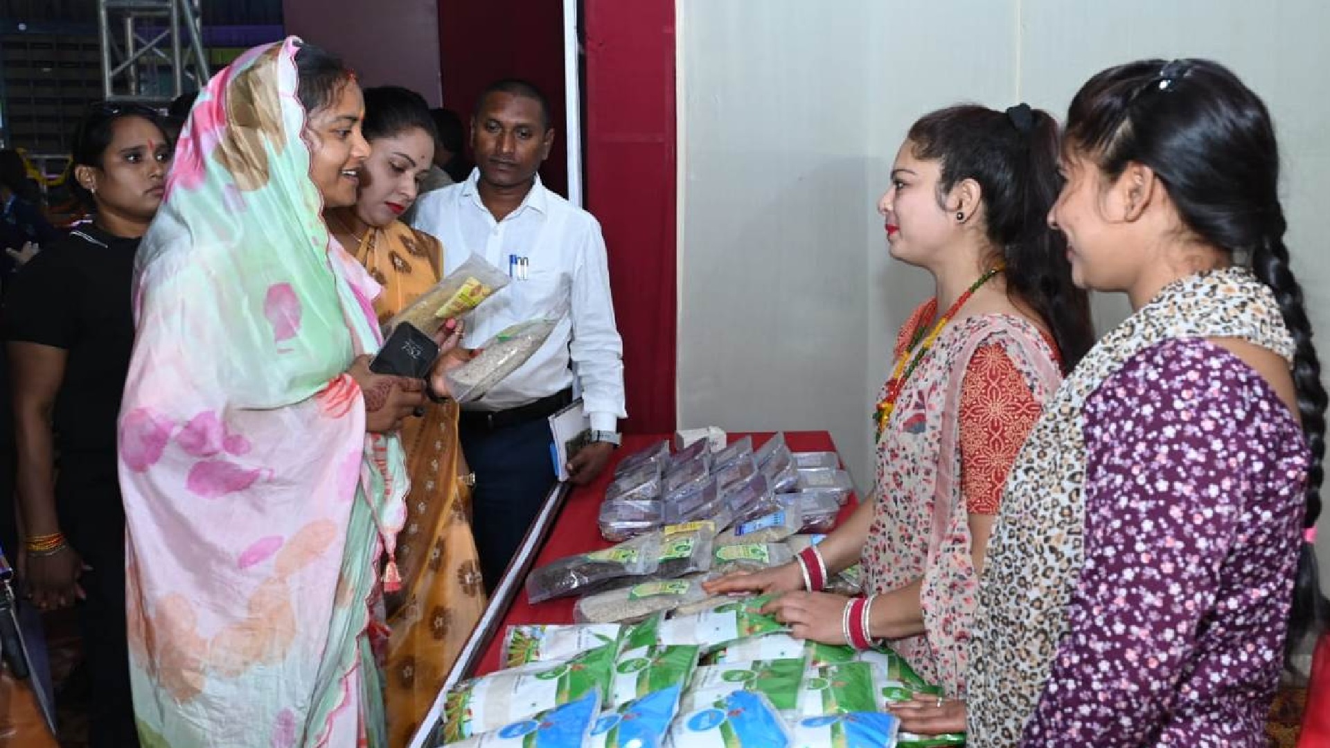 महिला एवं बाल विकास मंत्री श्रीमती लक्ष्मी राजवाड़े ने स्टॉलों का किया अवलोकन