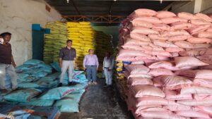 CG News: मुख्यमंत्री हेल्पलाइन की शिकायत पर कृषि विभाग की बड़ी कार्रवाई, अधिक कीमत पर खाद बेचने वाले विक्रय केंद्र पर छापा, 3219 बोरी उर्वरक जब्त