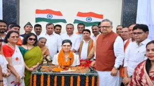 Raipur: विधानसभा अध्यक्ष डॉ. रमन सिंह ने किया छत्तीसगढ़ महतारी और शहीद खोण्डे की प्रतिमा का अनावरण